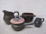 trois pièces de poterie différentes posées par terre