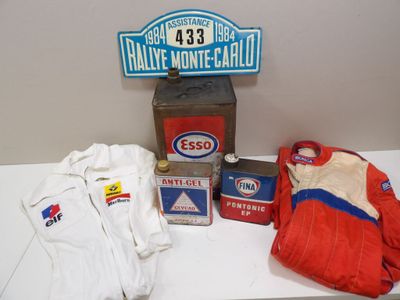 many items that are sitting on a table