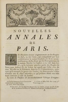 un vieux livre dont la couverture est ornée d'une illustration représentant un animal