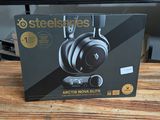 une boîte contenant des écouteurs SteelSeries posée sur une table en bois
