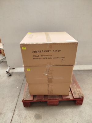 une pile de cartons posée sur une palette