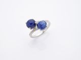une paire de bagues en saphir et diamant sur fond blanc