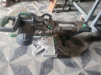 une machine posée sur le sol de la pièce