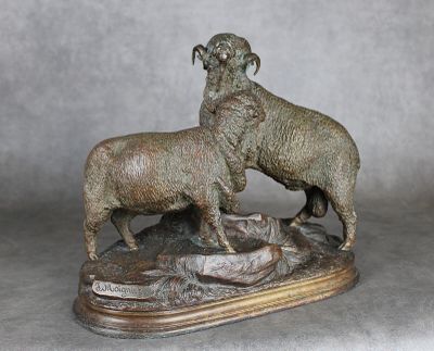 statue représentant un bélier et une brebis posés sur un rocher, sur fond gris