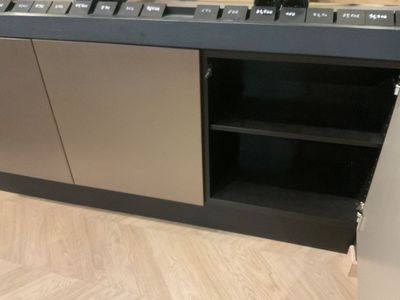 un comptoir sur lequel sont posés tout un tas d'articles dans un magasin