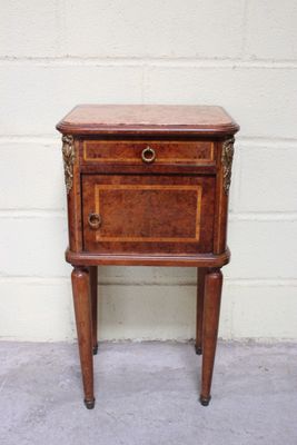 l'image d'une petite table en bois munie d'un tiroir