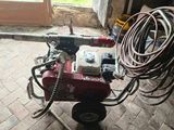a small engine that is sitting on a cart