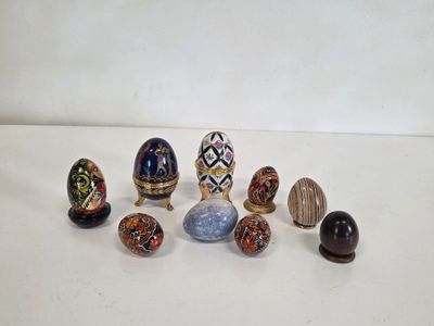 de nombreux œufs de différentes couleurs posés sur une surface blanche