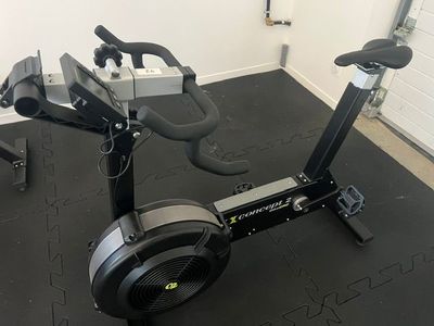 une photo d'un vélo d'appartement dans une salle de sport