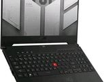 L'ordinateur portable est noir et comporte un bouton rouge sur le clavier.