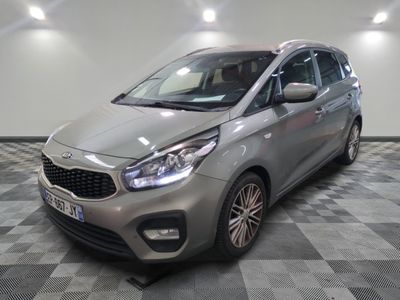 la voiture argentée est garée sur un sol en damier dans le garage