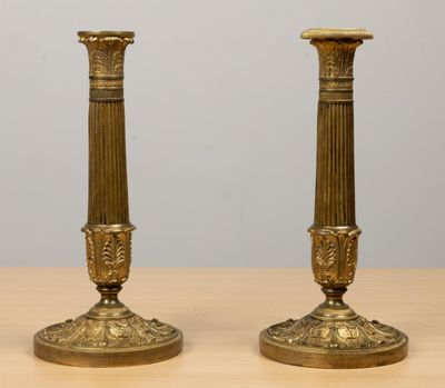 Paire de bougeoirs en bronze doré à décor de palmettes, fris…
