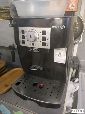 une cafetière posée sur le comptoir d'une cuisine