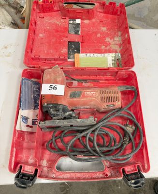 une boîte à outils rouge avec des outils sur une table