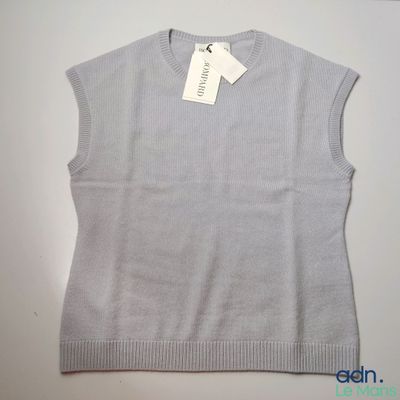 une photo d'un pull gris avec une étiquette dessus