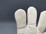 un gant blanc sur lequel est dessiné un visage