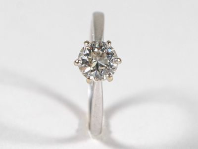 gros plan d'une bague en diamant sur une surface blanche