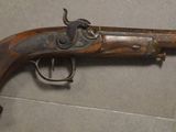 un vieux pistolet posé sur un sol carrelé