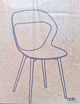 une boîte en carton sur laquelle est dessiné une chaise
