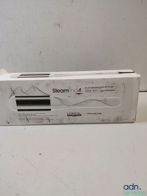 une boîte de brosse à dents ouverte posée sur un plan de travail blanc
