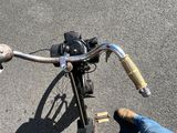 une personne debout à côté d'un vélo dans la rue