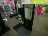 une image d'une salle de sport avec des équipements
