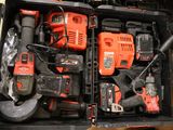 une boîte à outils Black & Decker contenant des outils
