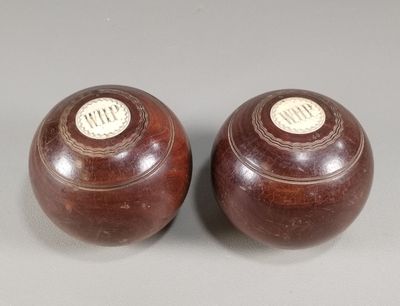 une paire de vases marron posés sur une surface grise