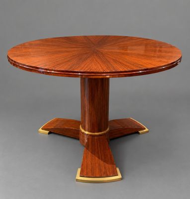 une table de salle à manger ronde avec un plateau en bois et des finitions en laiton