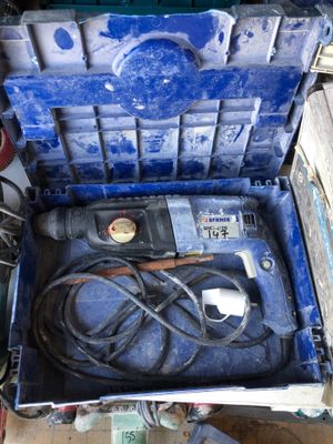 une boîte à outils bleue avec des outils à l'intérieur