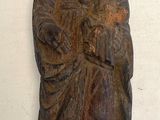 une vieille statue représentant un homme tenant un bébé dans ses bras