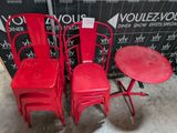 trois chaises rouges et une table dans une pièce