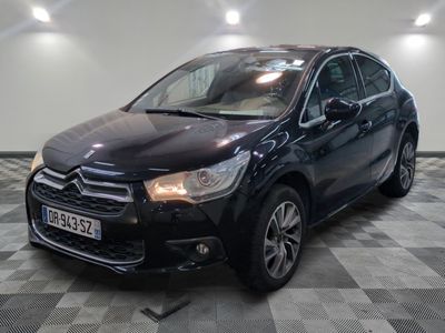 la voiture noire est garée dans le garage sur le sol en damier