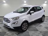 La Ford Eco-Pace blanche est garée sur un sol à damier
