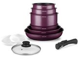 trois casseroles et poêles violettes avec leurs couvercles, sur fond blanc