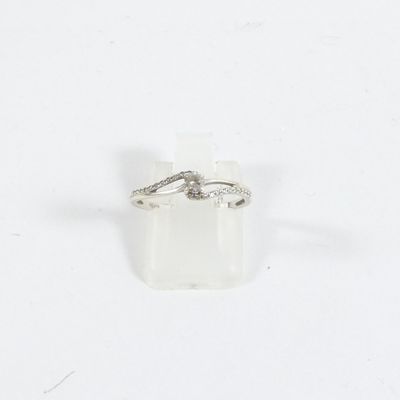 gros plan d'une bague en diamant sur une surface blanche