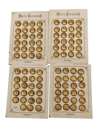 quatre boîtes de chocolats recouverts d'une feuille d'or sur fond blanc