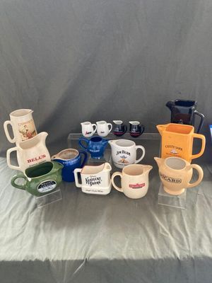 de nombreux types de tasses à café sur la table