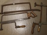 de nombreux types d'outils à main sur la table
