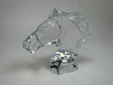 une tête de cheval en verre transparent posée sur un socle transparent