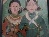tableau représentant deux femmes en costume traditionnel, debout l'une à côté de l'autre
