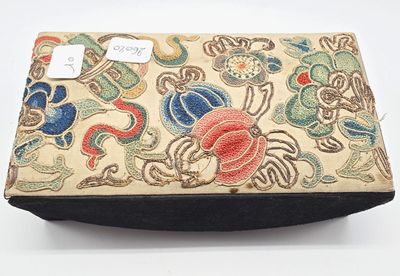 une petite boîte ornée d'un motif floral