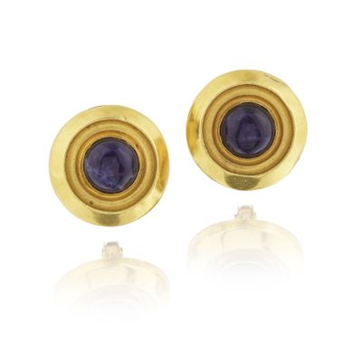 une photo d'une paire de boucles d'oreilles en or et en améthorate