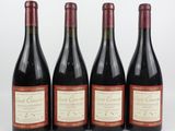 trois bouteilles de vin sont alignées sur une surface blanche
