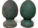 une paire d'ananas verts posés sur des socles, sur fond blanc