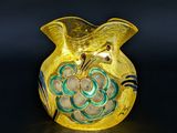 un vase jaune orné d'un motif bleu et blanc