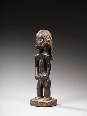 l'image d'une statue représentant une femme tenant un bébé dans ses bras