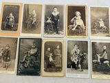 plusieurs photos anciennes représentant des enfants en fauteuil roulant, posées sur une table