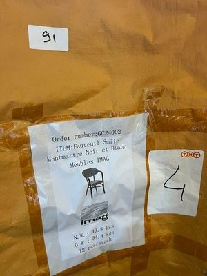 une pancarte apposée sur la porte d'un immeuble indiquant qu'il n'est pas à vendre