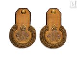 paire d'insignes militaires plaqués or, ornés chacun d'une couronne